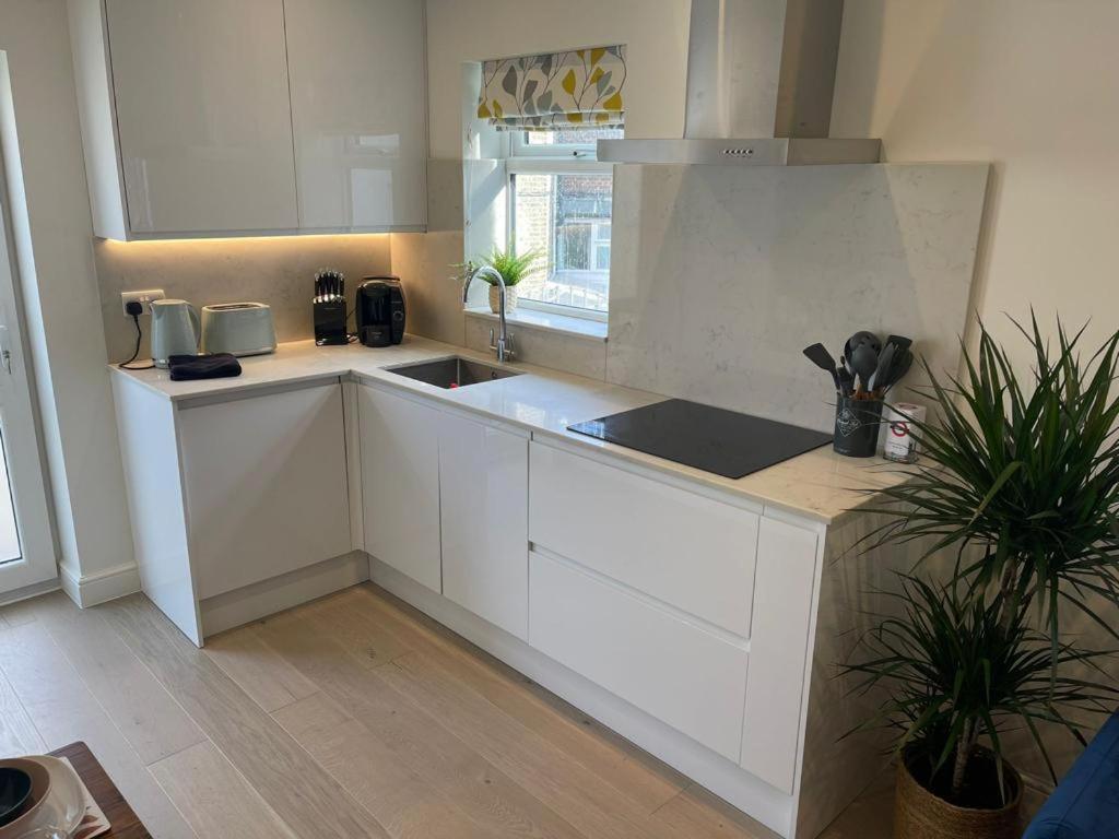 Two Bedroom Apartment - London Exteriör bild
