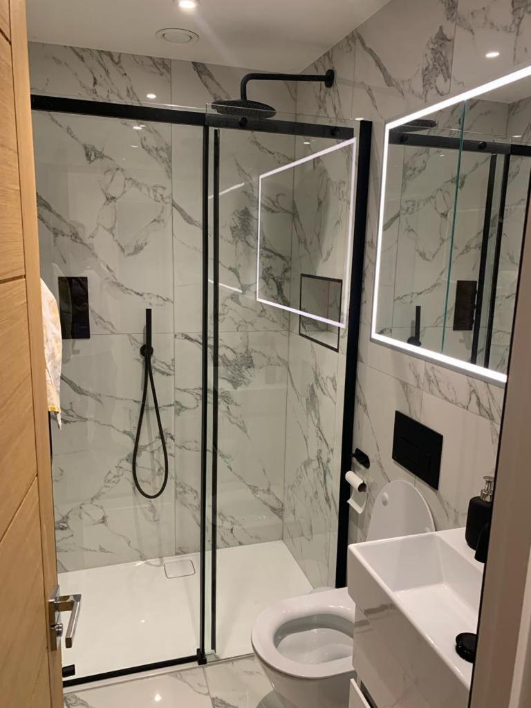 Two Bedroom Apartment - London Exteriör bild